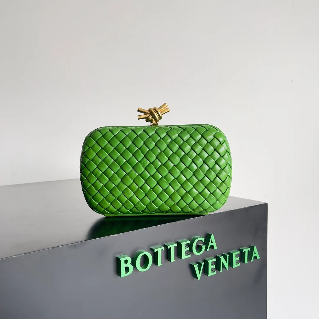 Batch 1860 BV Knot | The classic return of the evening bag. Original leather ➕ Stainless steel hardware ➕ 24k real gold plating ➕ Fully handmade. Those who know the history of our brand should have heard that the knot is a story of Bottega Veneta, and it is also one of the more important design elements. Matthieu Blazy's work this season sublimates Knot's classics, with a new knot design and a woven shoulder strap, plus Fouland Intreccio's weaving technology, adding some fashion to the retro and nostalgic feel of the past. Style number: 717622 Size: 20.5*6*12.5